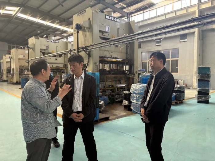 许万银调研企业生产工作