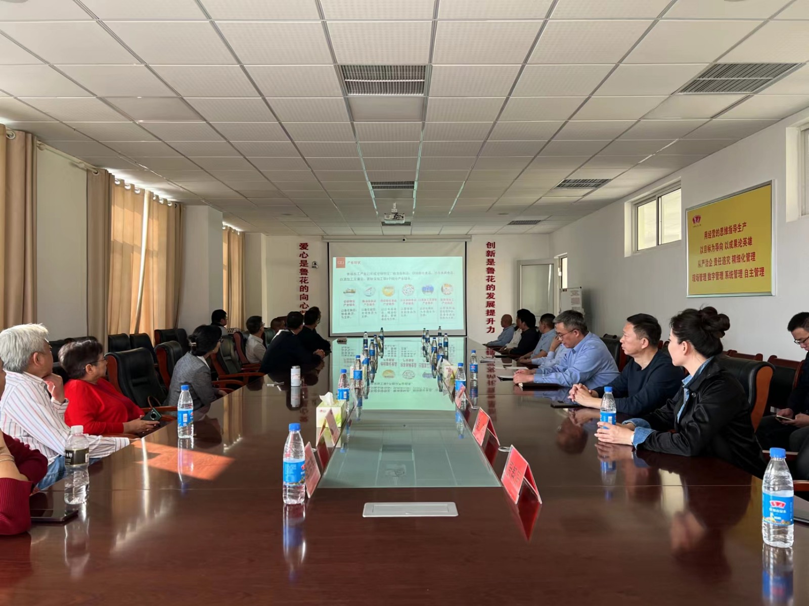 座谈会.jpg