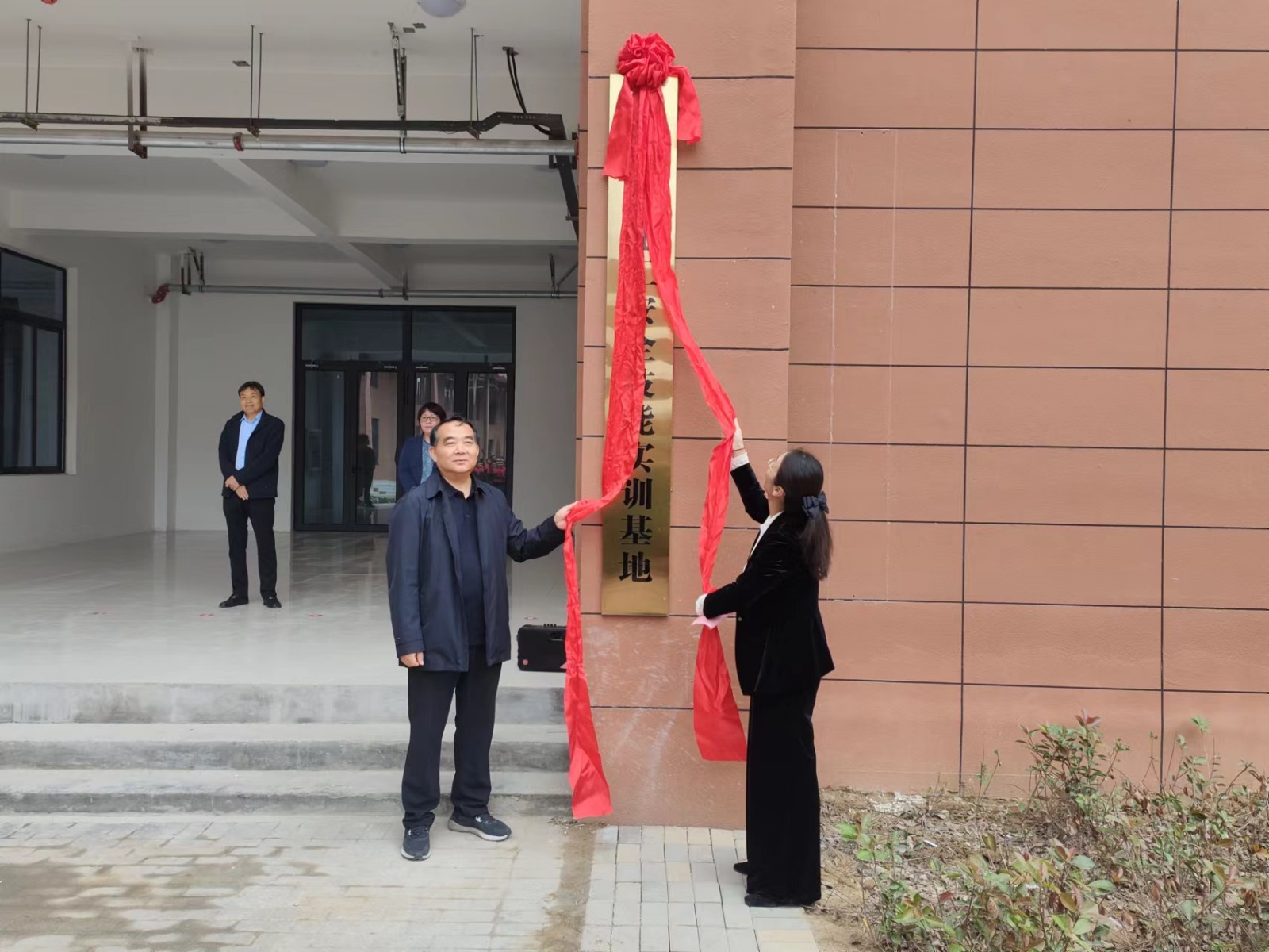 揭牌.jpg