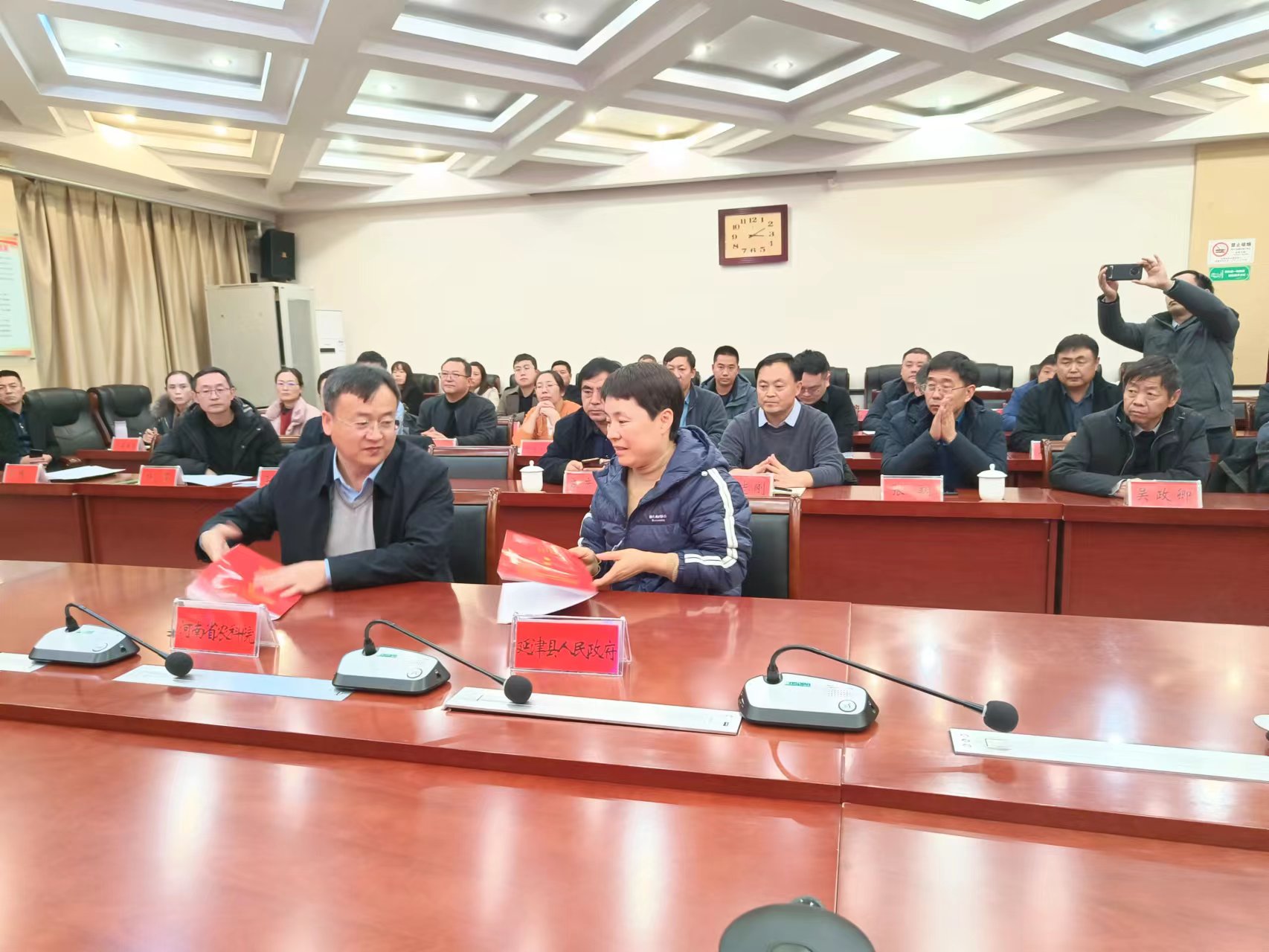 张签约.jpg 张签约.jpg