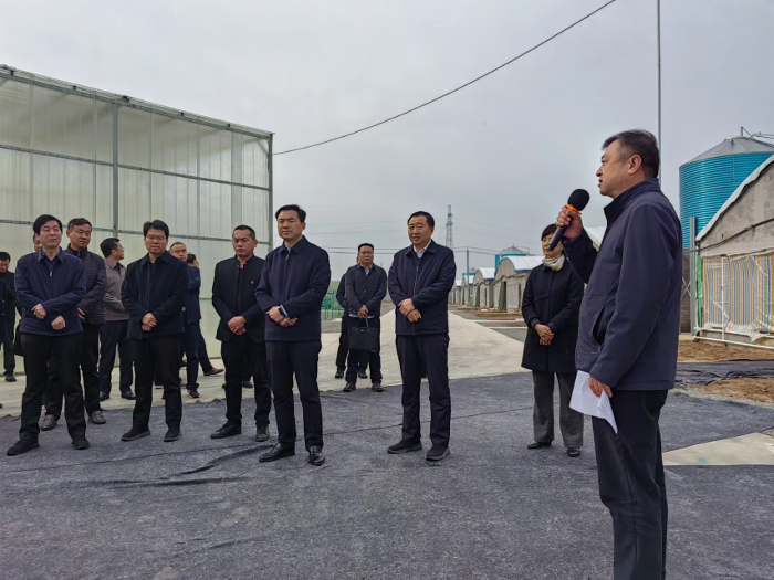 长刘鸿昌,市乡村振兴局局长董征元出席会议,县长李中耀陪同会前观摩